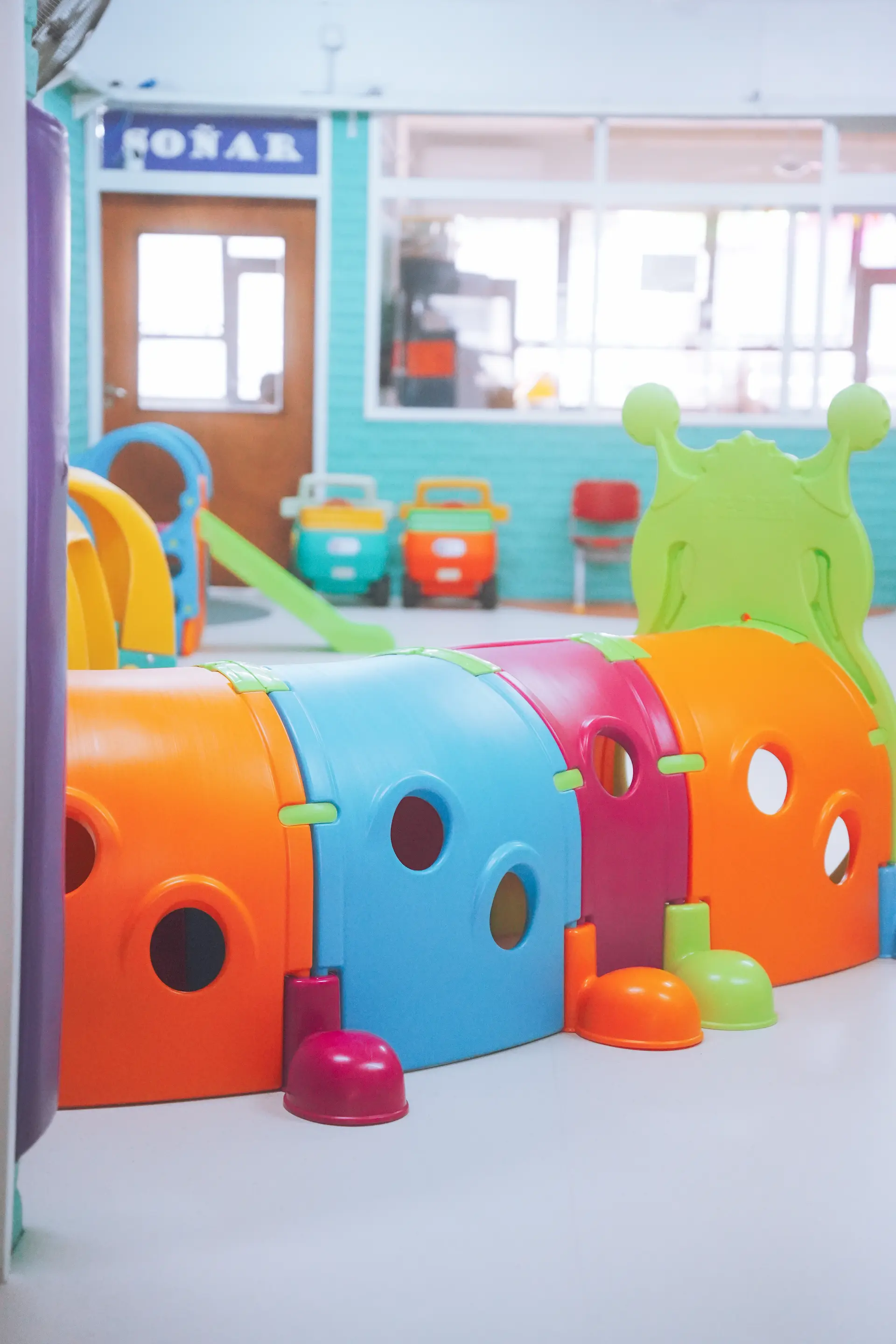 Niña sonriendo en tobogán