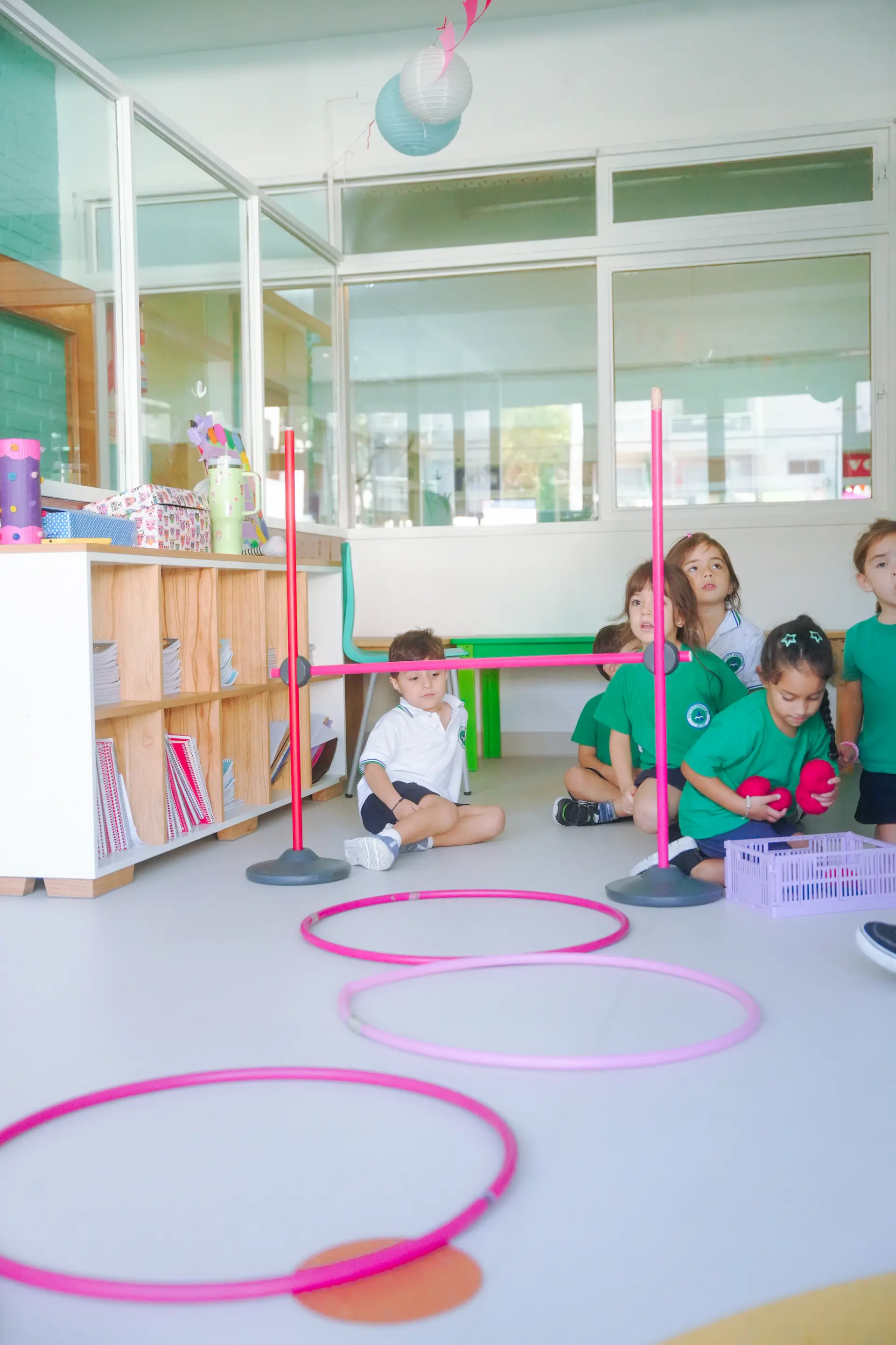 Niños haciendo actividades en mesa